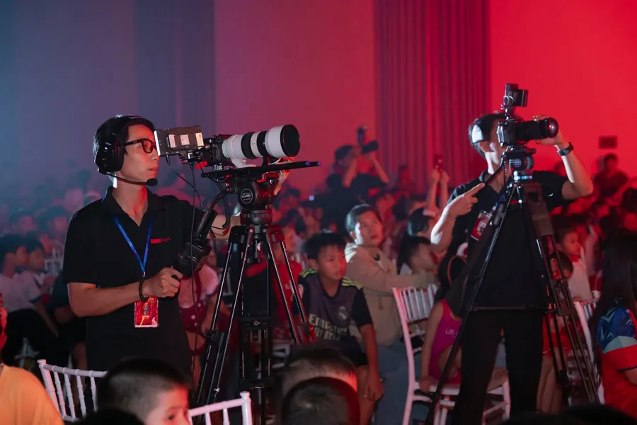 Hai máy quay trên chân tripod trong sự kiện
