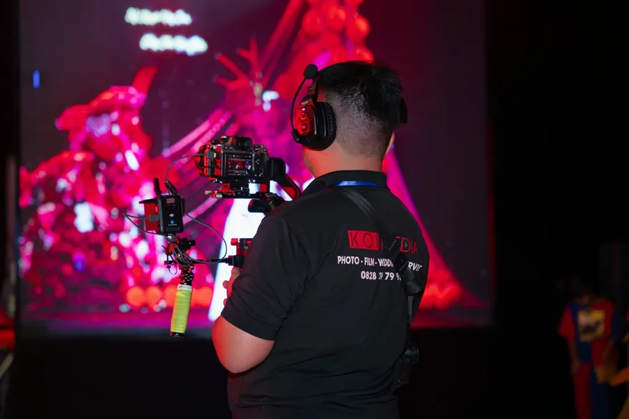Quay gimbal tại sự kiện trước màn hình LED