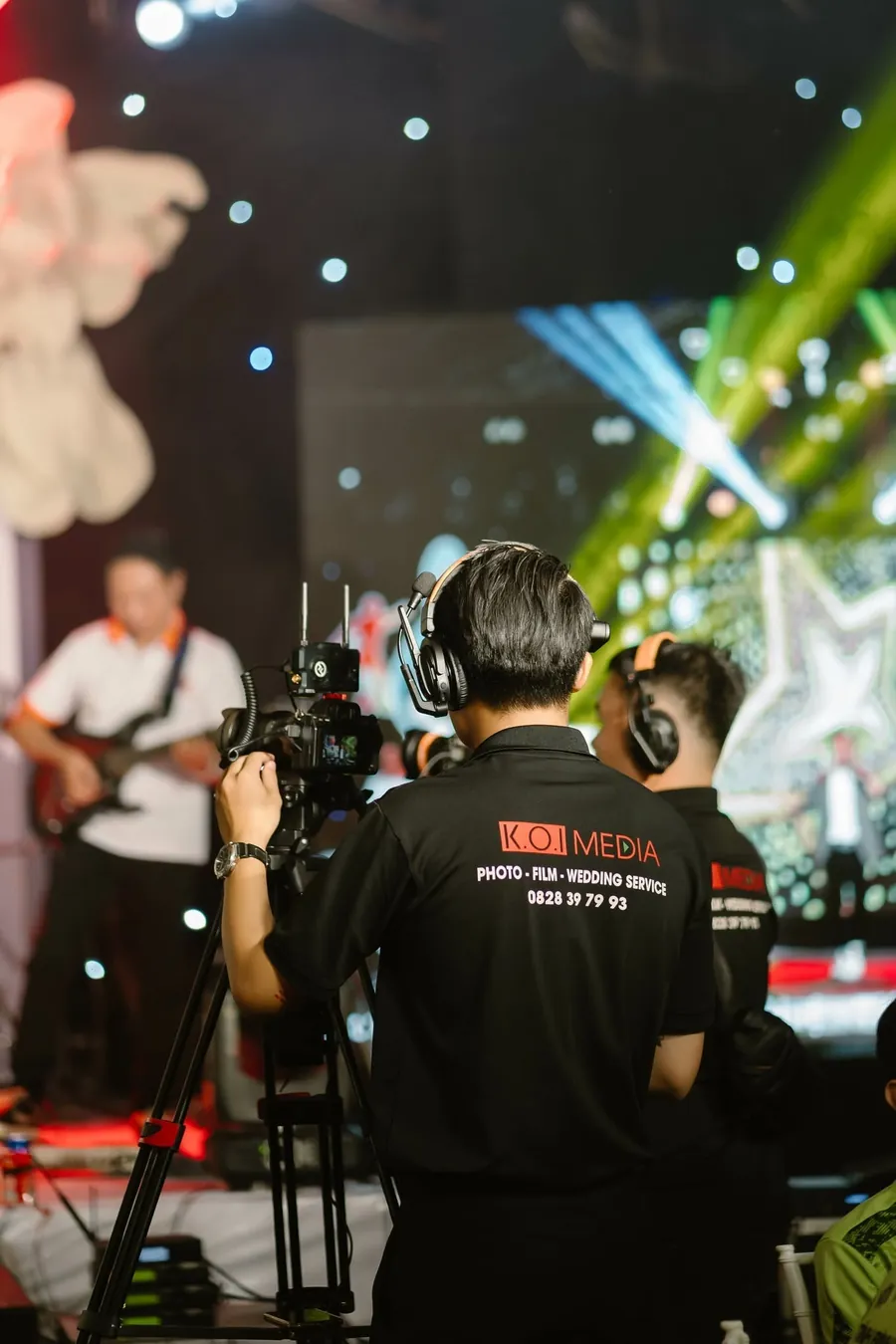 Quay biểu diễn trên sân khấu