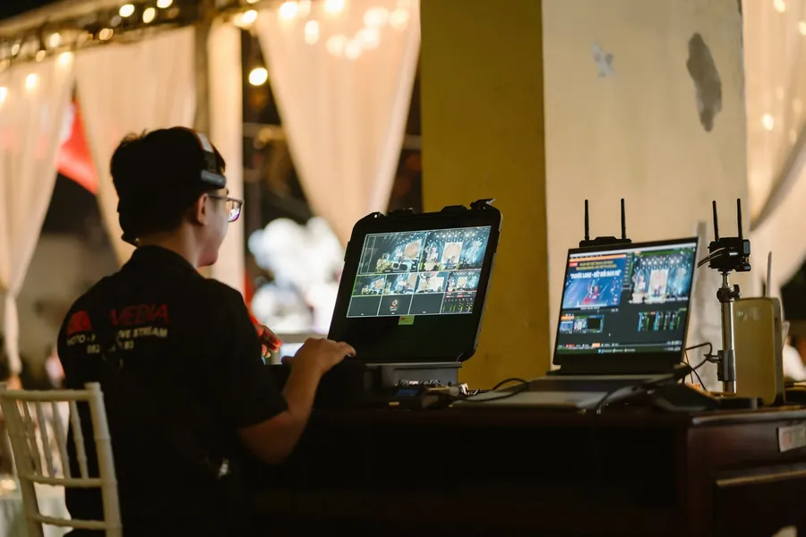 Kỹ thuật viên livestream ngoài trời buổi tối