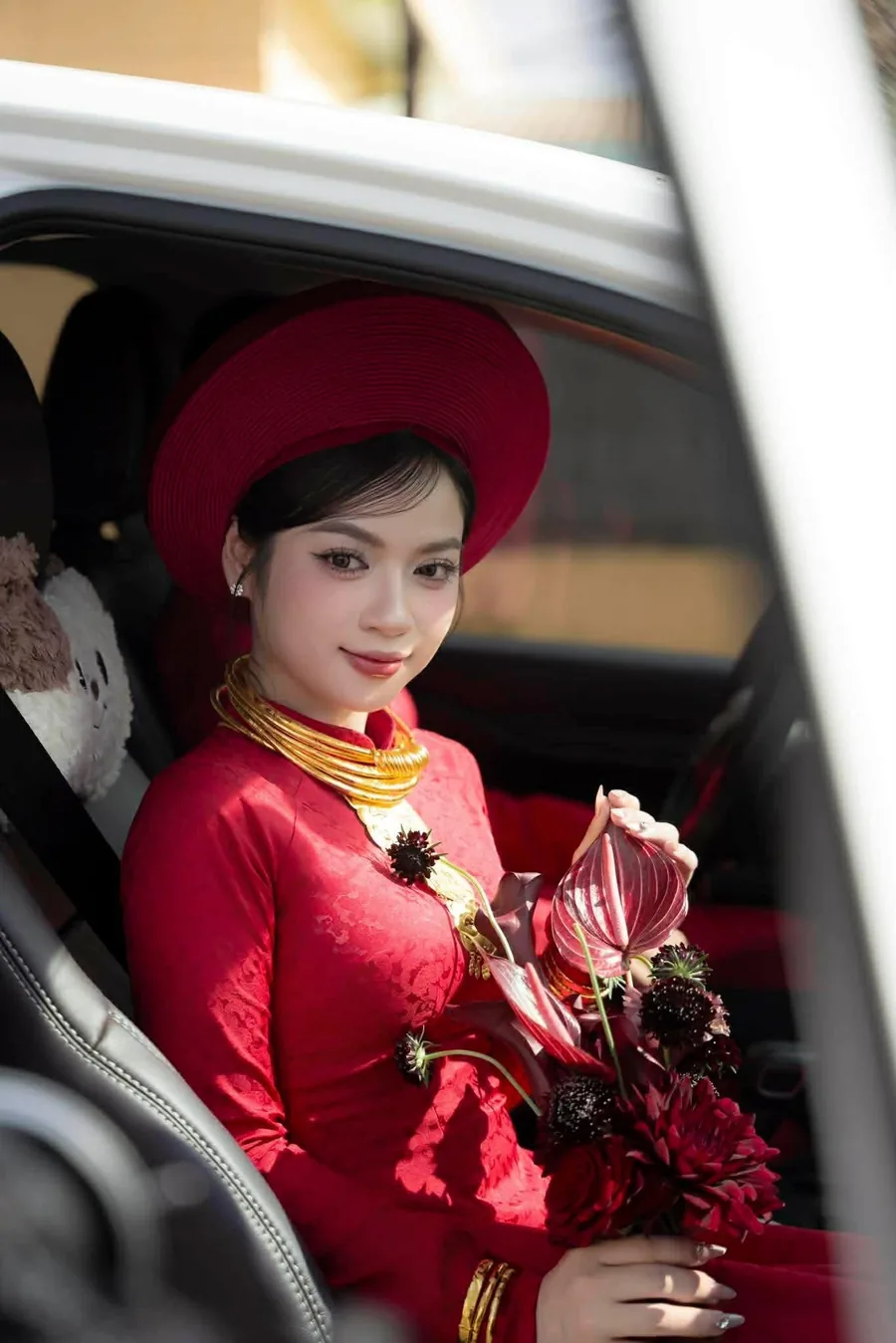 Cô dâu áo dài đỏ mỉm cười trên xe rước dâu